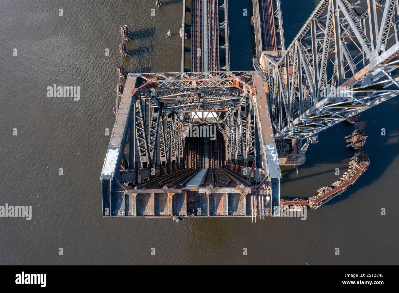 Vue aérienne de haut en bas d'un pont de chemin de fer en position de levage vertical Banque D'Images
