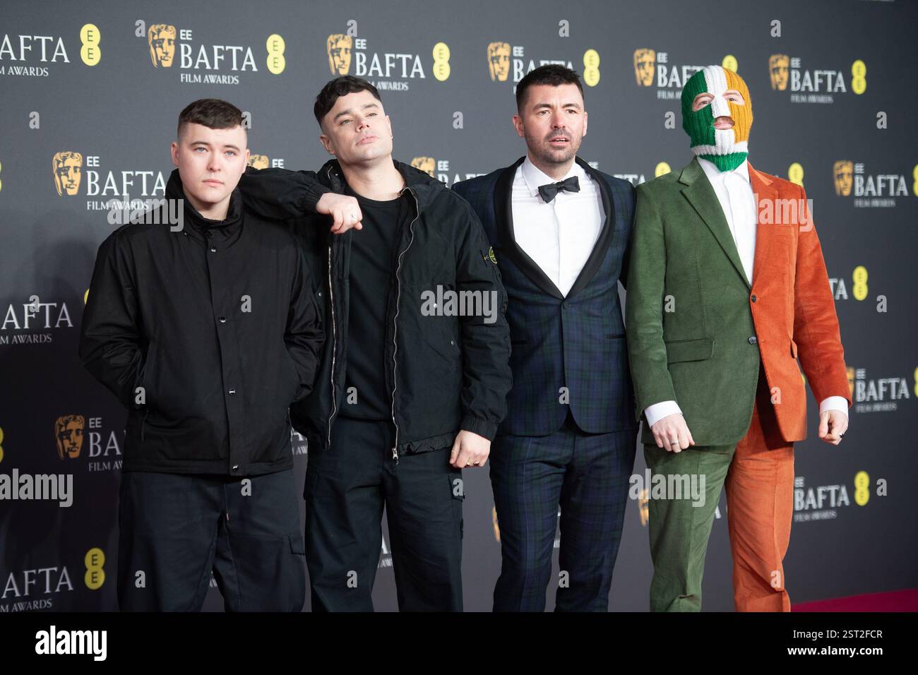 Londres, Royaume-Uni. 16 février 2025. Sur la photo : le réalisateur Rich Peppiatt (2e à droite) avec des membres de genoux (G-d) - Mo Chara (Liam Óg Ó hAnnaidh), Moglai BaP ((Naoise Ó Caireallain), et DJ Provai (J.J. Ó Dochartaigh) assistent aux EE British Academy film Awards 2025. Crédit : Justin Ng/Alamy Live News Banque D'Images