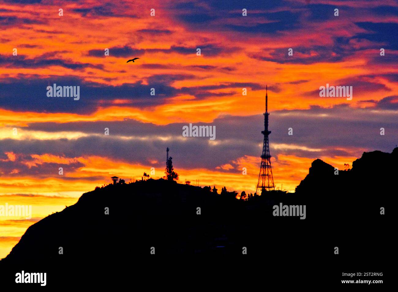Le ciel dramatique quand les nuages du soir passèrent à travers la tour de télévision. Banque D'Images
