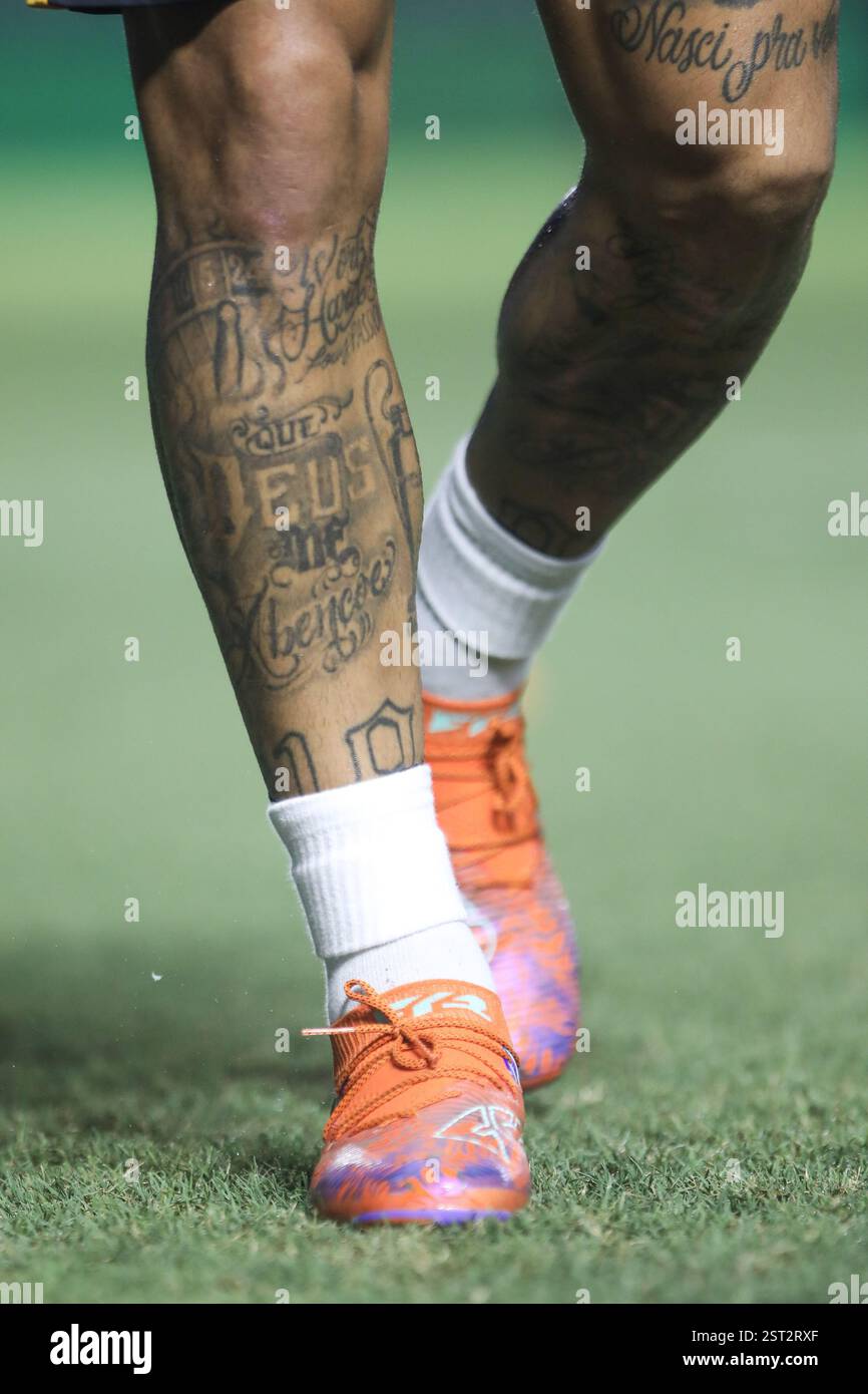 Santos, Brésil. 17 février 2025. SP - SANTOS - 02/16/2025 - PAULISTA 2025, SANTOS x AGUA SANTA - tatouage du joueur de Santos Neymar Jr. vu lors du match contre Agua Santa au stade Vila Belmiro pour le championnat Paulista 2025. Photo : Reinaldo Campos/AGIF (photo de Reinaldo Campos/AGIF/SIPA USA) crédit : SIPA USA/Alamy Live News Banque D'Images