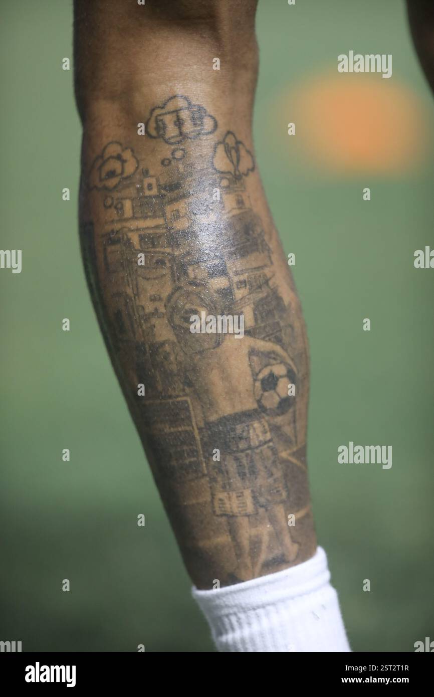 Santos, Brésil. 17 février 2025. SP - SANTOS - 02/16/2025 - PAULISTA 2025, SANTOS x AGUA SANTA - tatouage du joueur de Santos Neymar Jr. vu lors du match contre Agua Santa au stade Vila Belmiro pour le championnat Paulista 2025. Photo : Reinaldo Campos/AGIF (photo de Reinaldo Campos/AGIF/SIPA USA) crédit : SIPA USA/Alamy Live News Banque D'Images