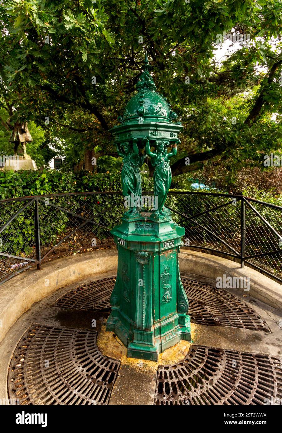 Paris, FR - 11 septembre 2016 il s'agit d'une fontaine Wallace à Paris, connue pour son design orné de fonte verte avec quatre caryatides. Ces fontaines fournissent Banque D'Images