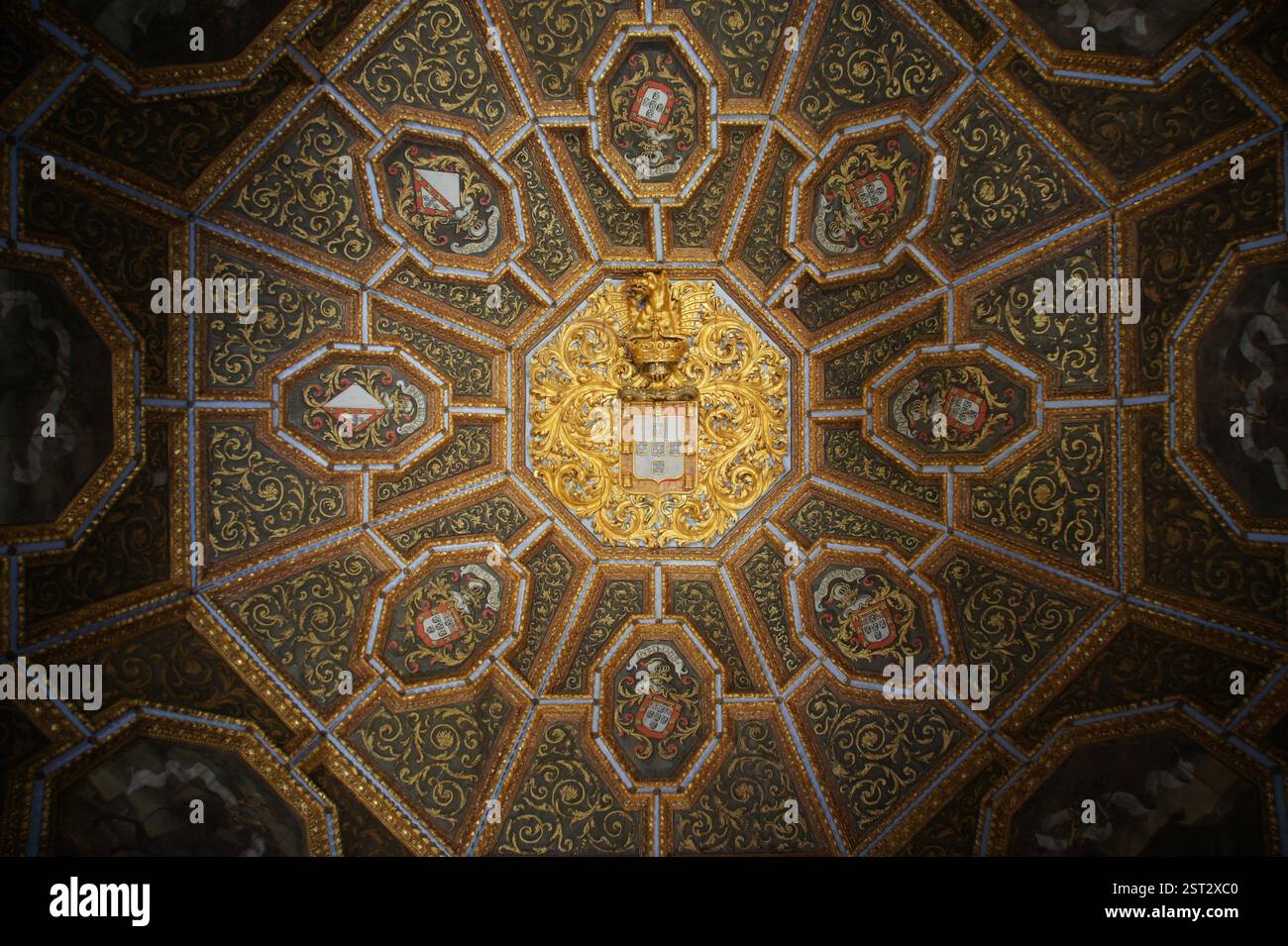 Palais national de Sintra, Portugal. Majestueuse merveille architecturale, sa façade ressemble à une illustration de livre d'histoires. Imposantes cheminées ornées perce t Banque D'Images