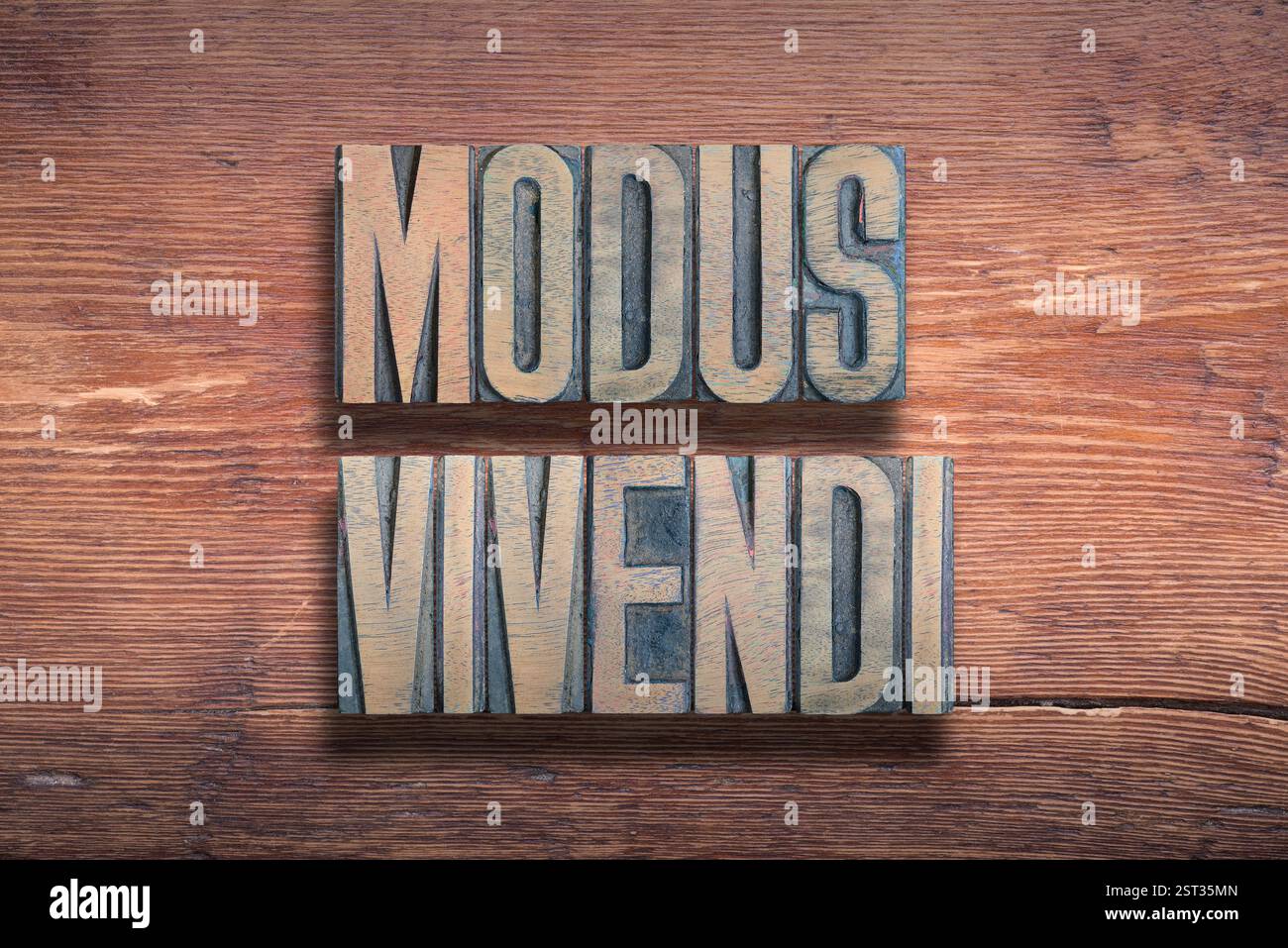 Modus vivendi (une façon de vivre) phrase latine combinée sur une surface en bois verni vintage Banque D'Images