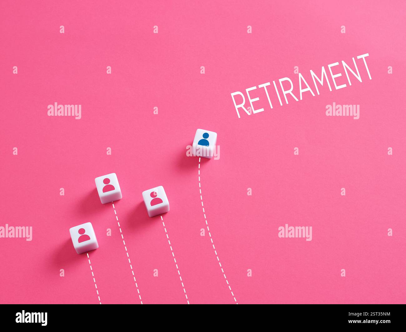 Image conceptuelle de l'employé atteignant l'âge de la retraite avec des cubes montrant le chemin vers le mot retraite. Banque D'Images