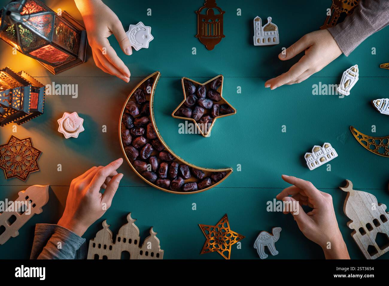 Carte de voeux festive, invitation pour le mois sacré musulman Ramadan Kareem. Banque D'Images