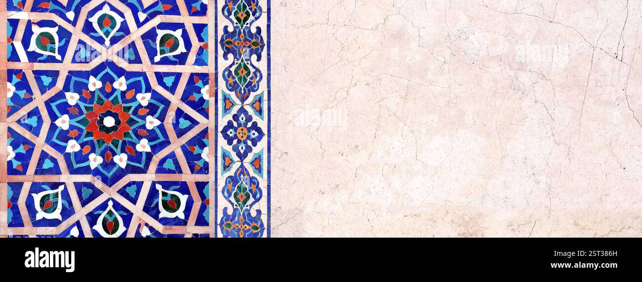 Détail du mur traditionnel en mosaïque persane avec ornement de tuiles. Fond horizontal ou vertical avec cadre en carreaux de céramique. Modèle de maquette. Copier l'espace Banque D'Images