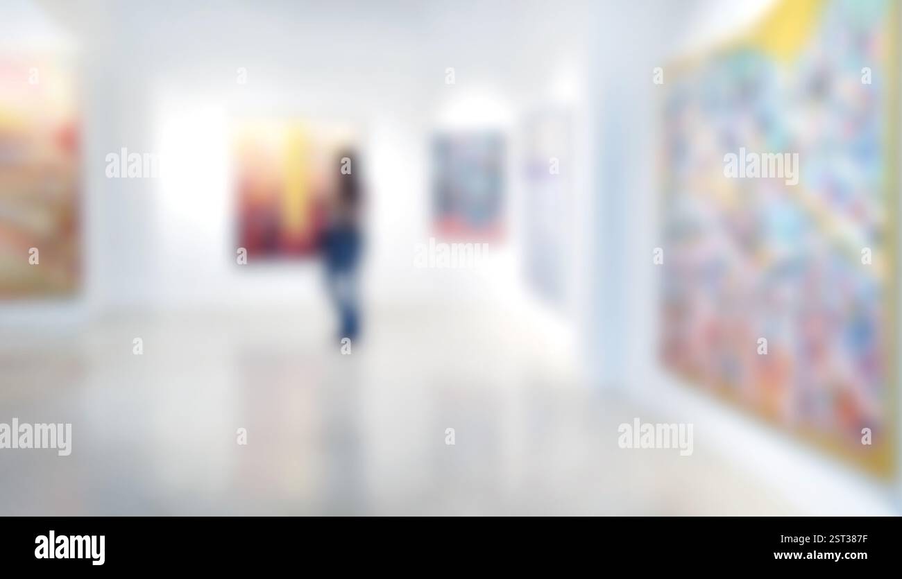 Les visiteurs de la galerie d'exposition d'art flou fond, peinture abstraite colorée sur fond blanc Banque D'Images