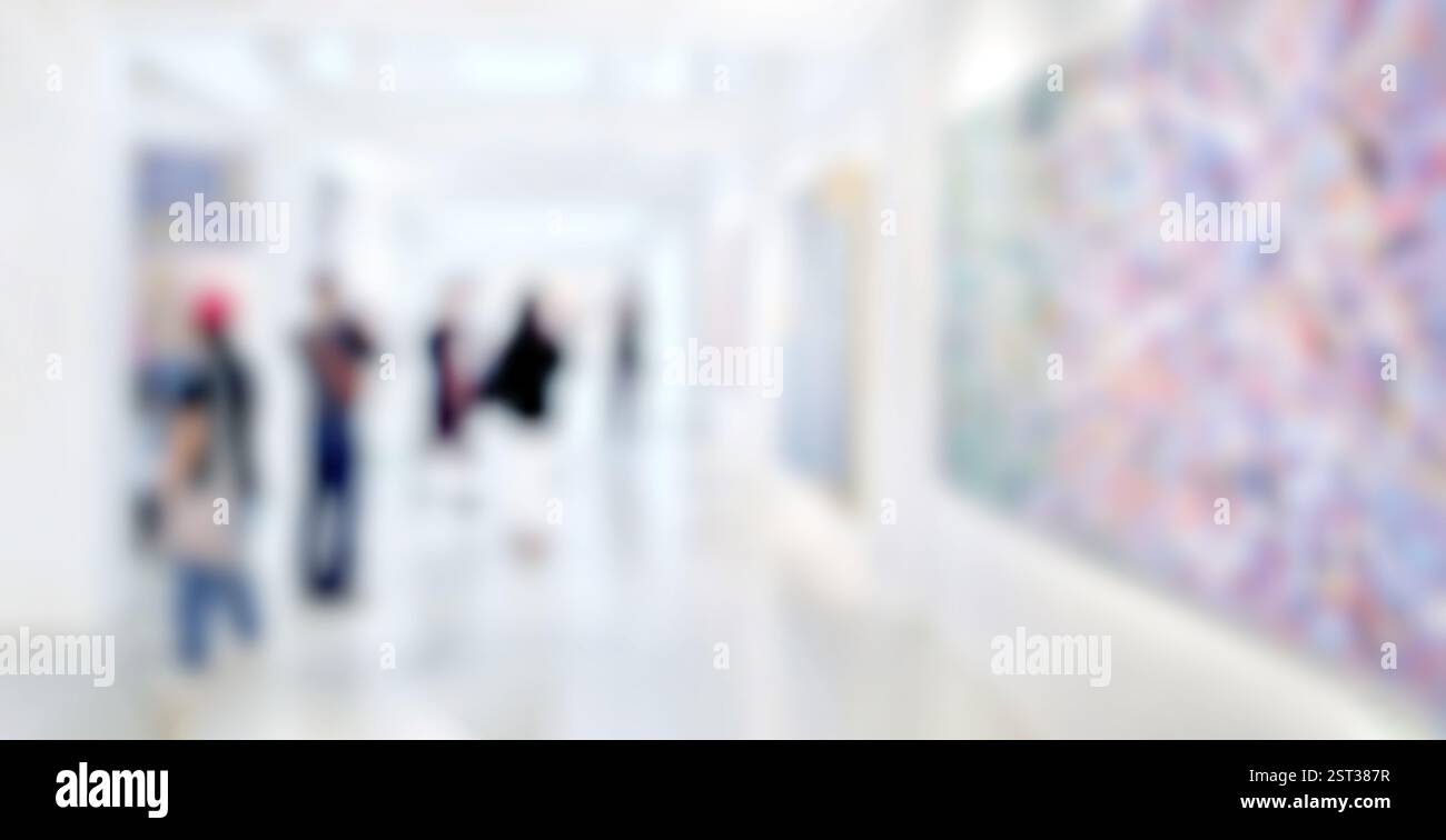 Les visiteurs de la galerie d'exposition d'art flou fond, peinture abstraite colorée sur fond blanc Banque D'Images