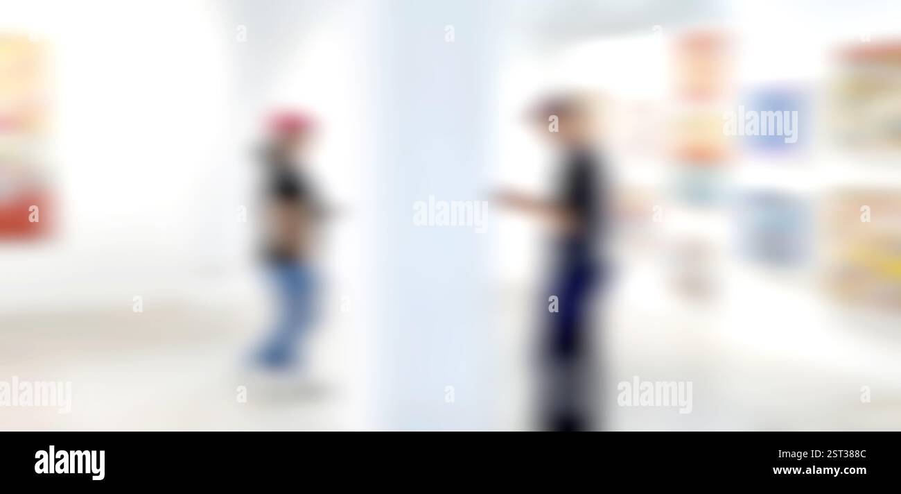 Les visiteurs de la galerie d'exposition d'art flou fond, peinture abstraite colorée sur fond blanc Banque D'Images