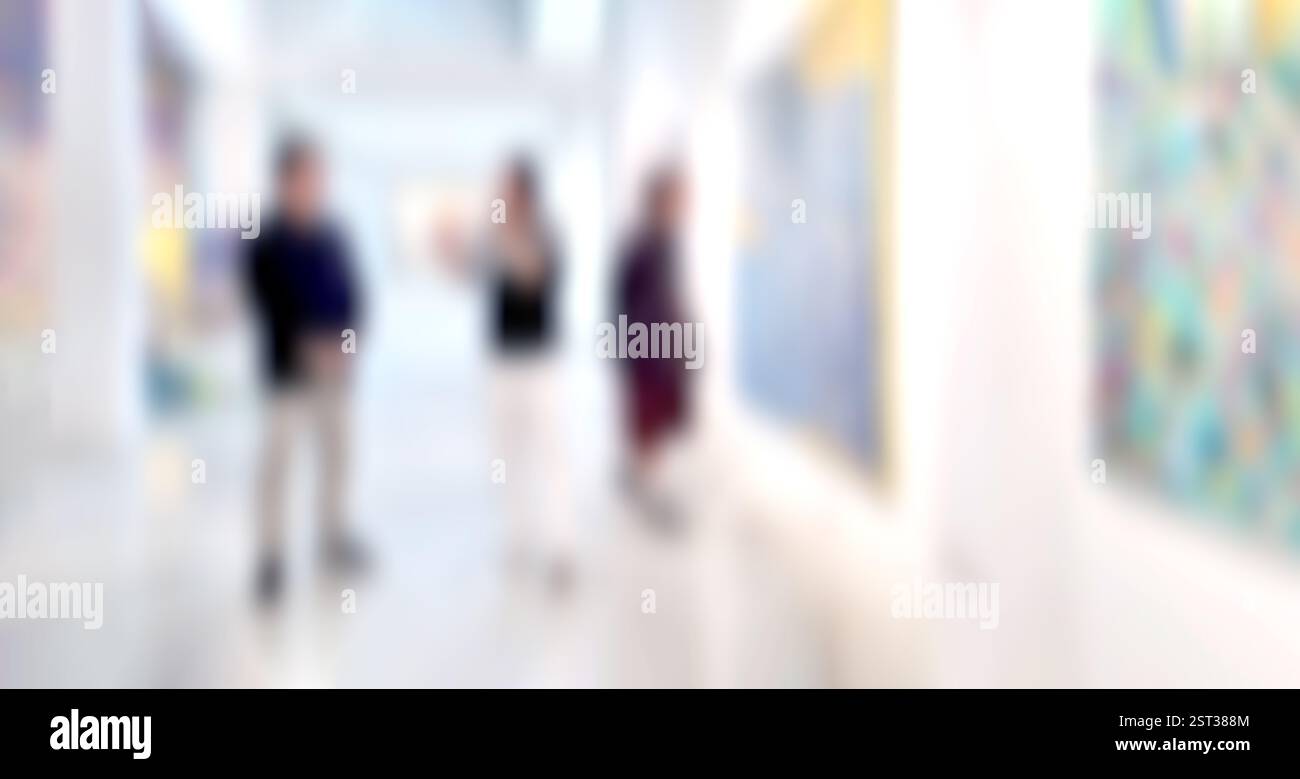 Les visiteurs de la galerie d'exposition d'art flou fond, peinture abstraite colorée sur fond blanc Banque D'Images
