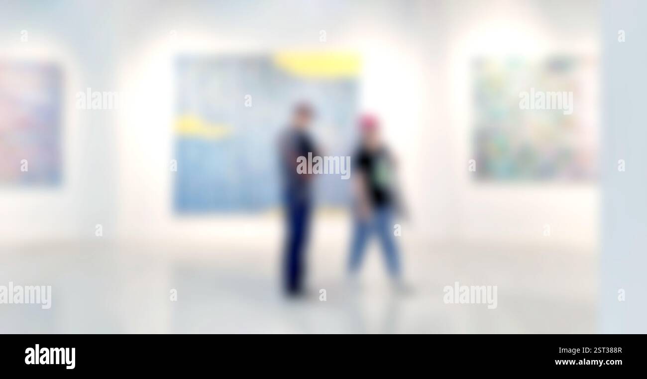 Les visiteurs de la galerie d'exposition d'art flou fond, peinture abstraite colorée sur fond blanc Banque D'Images