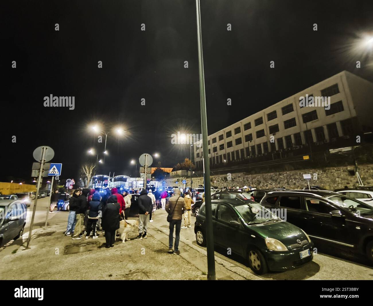 Naples, Italie. 17 février 2025. La terre ne cesse de trembler à Naples, après les tremblements ressentis cet après-midi, voici deux autres très forts de magnitude 3,0 ressentis vers 23.45pm. Un second tremor, encore plus fort, à 00,19 de magnitude 3,9. Le tremblement de terre a réveillé des milliers de personnes de leur sommeil. C'était un tremblement peu profond et donc très fortement ressenti. Les gens effrayés descendirent dans la rue. Crédit : Live Media Publishing Group/Alamy Live News Banque D'Images