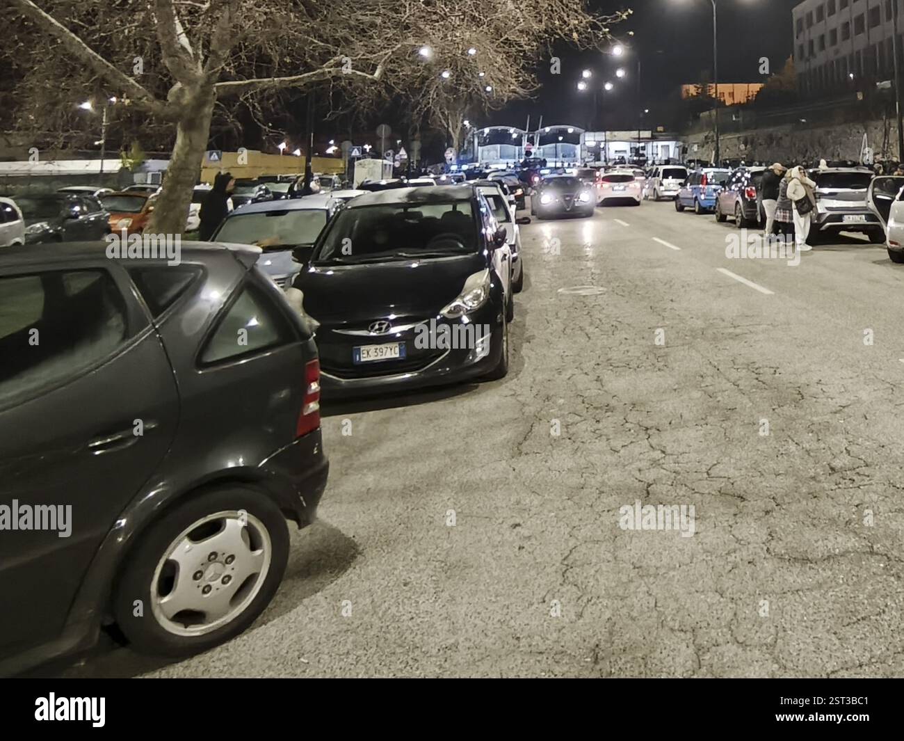 Naples, Italie. 17 février 2025. La terre ne cesse de trembler à Naples, après les tremblements ressentis cet après-midi, voici deux autres très forts de magnitude 3,0 ressentis vers 23.45pm. Un second tremor, encore plus fort, à 00,19 de magnitude 3,9. Le tremblement de terre a réveillé des milliers de personnes de leur sommeil. C'était un tremblement peu profond et donc très fortement ressenti. Les gens effrayés descendirent dans la rue. Crédit : Live Media Publishing Group/Alamy Live News Banque D'Images
