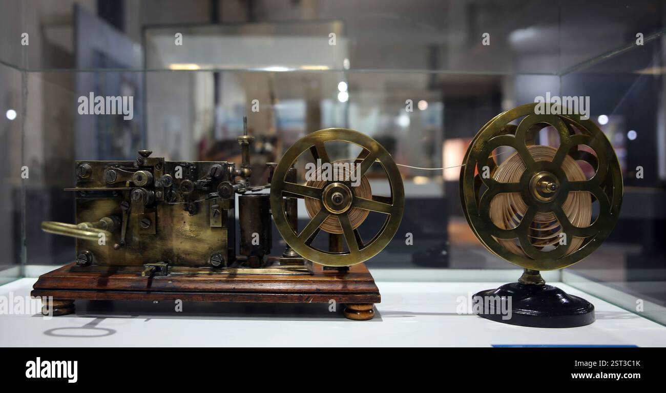 Récepteur télégraphique à bande morse. ca. 1950-1959. Musée du chemin de fer, Madrid. Espagne. Banque D'Images