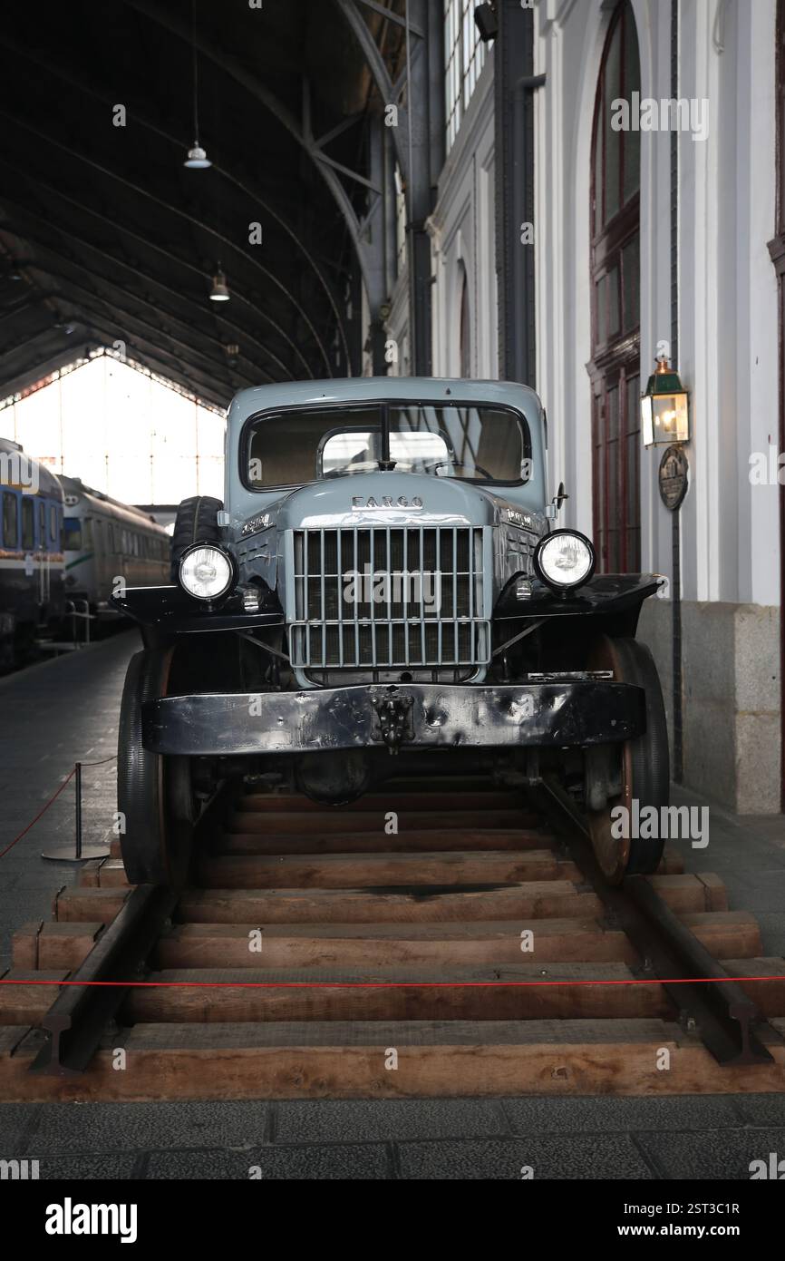 Véhicule routier/ferroviaire. Il peut voyager à la fois sur la voie ferrée et sur les routes. Frago Power wagon WM300 (États-Unis). La société Desquenne et Giral l’a transformée pour le chemin de fer Banque D'Images Véhicule routier/ferroviaire. Il peut voyager à la fois sur la voie ferrée et sur les routes. Frago Power wagon WM300 (États-Unis). La société Desquenne et Giral l’a transformée pour le chemin de fer Banque D'Images