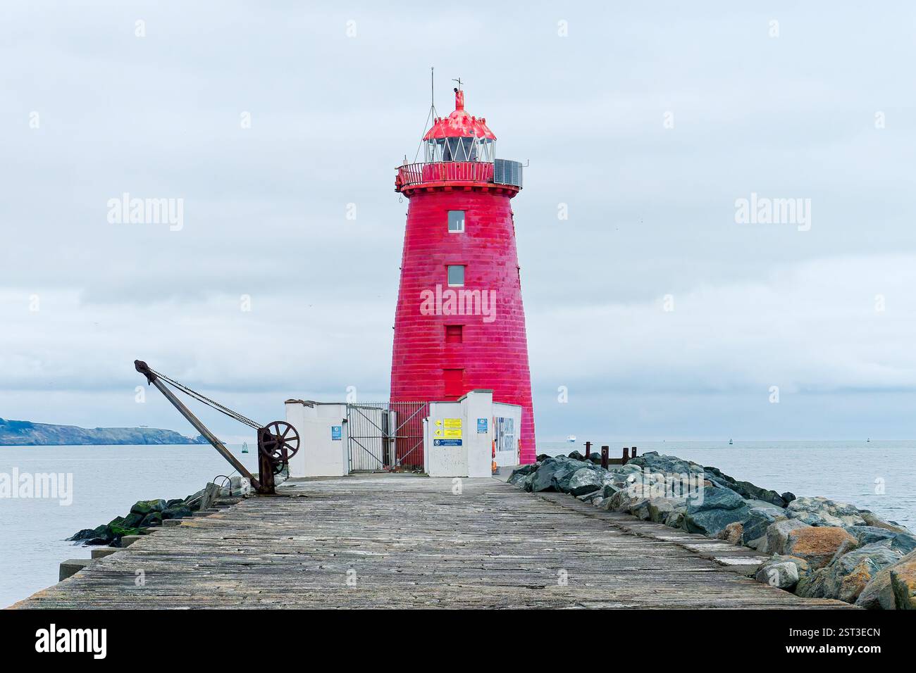Phare rouge emblématique de Poolbeg sur la rivière Liffey, près de Poolbeg à Dublin, Irlande. Banque D'Images