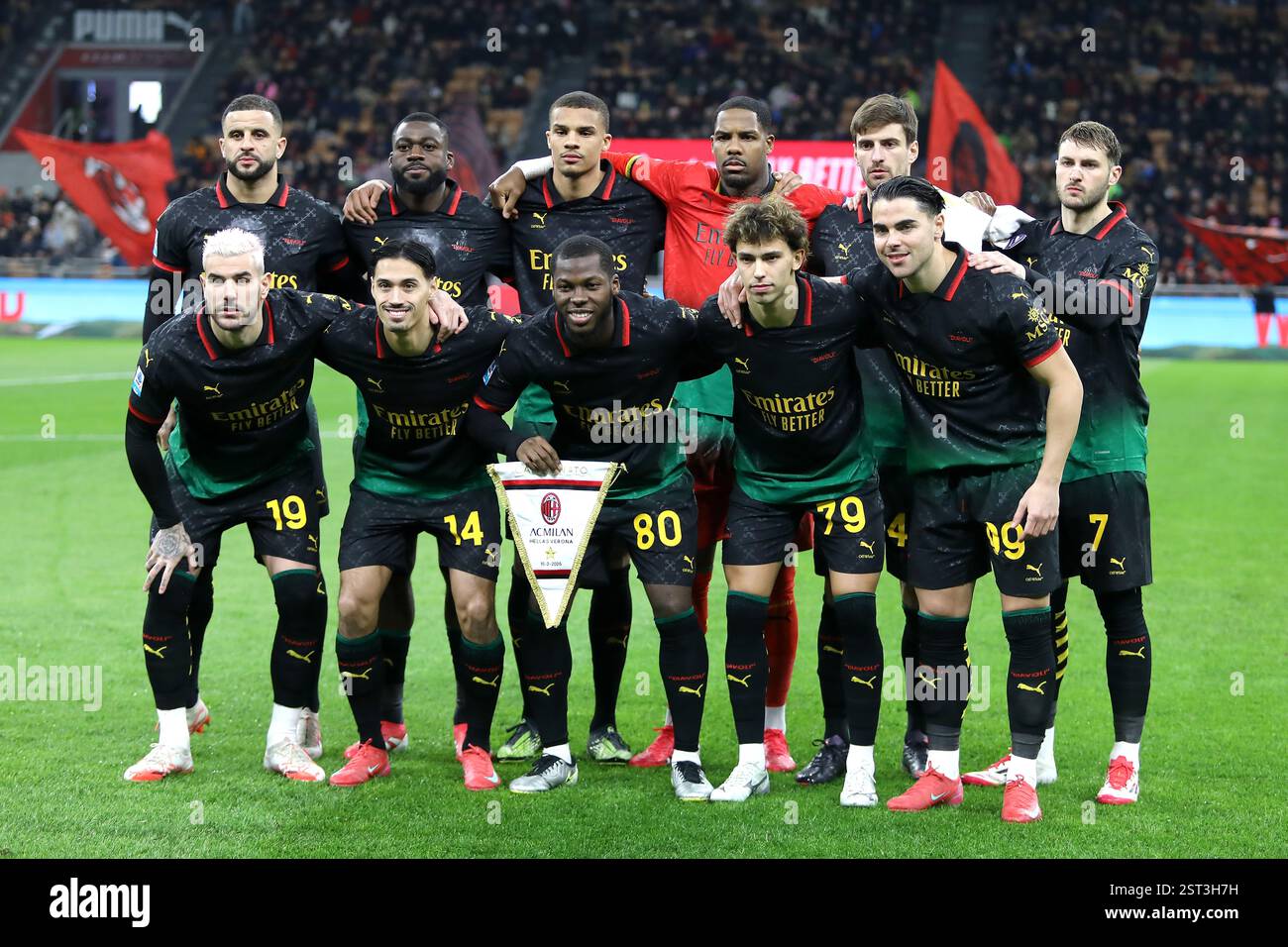 MILAN, ITALIE - 15 FÉVRIER : les joueurs de l'AC Milan posent pour la photo avec le maillot spécial aux couleurs panafricaines, avant le match de Serie A entre l'AC Milan et le Hellas Verona FC au Stadio Giuseppe Meazza le 15 février 2025 à Milan, Italie. (Photo de MB Media) Banque D'Images