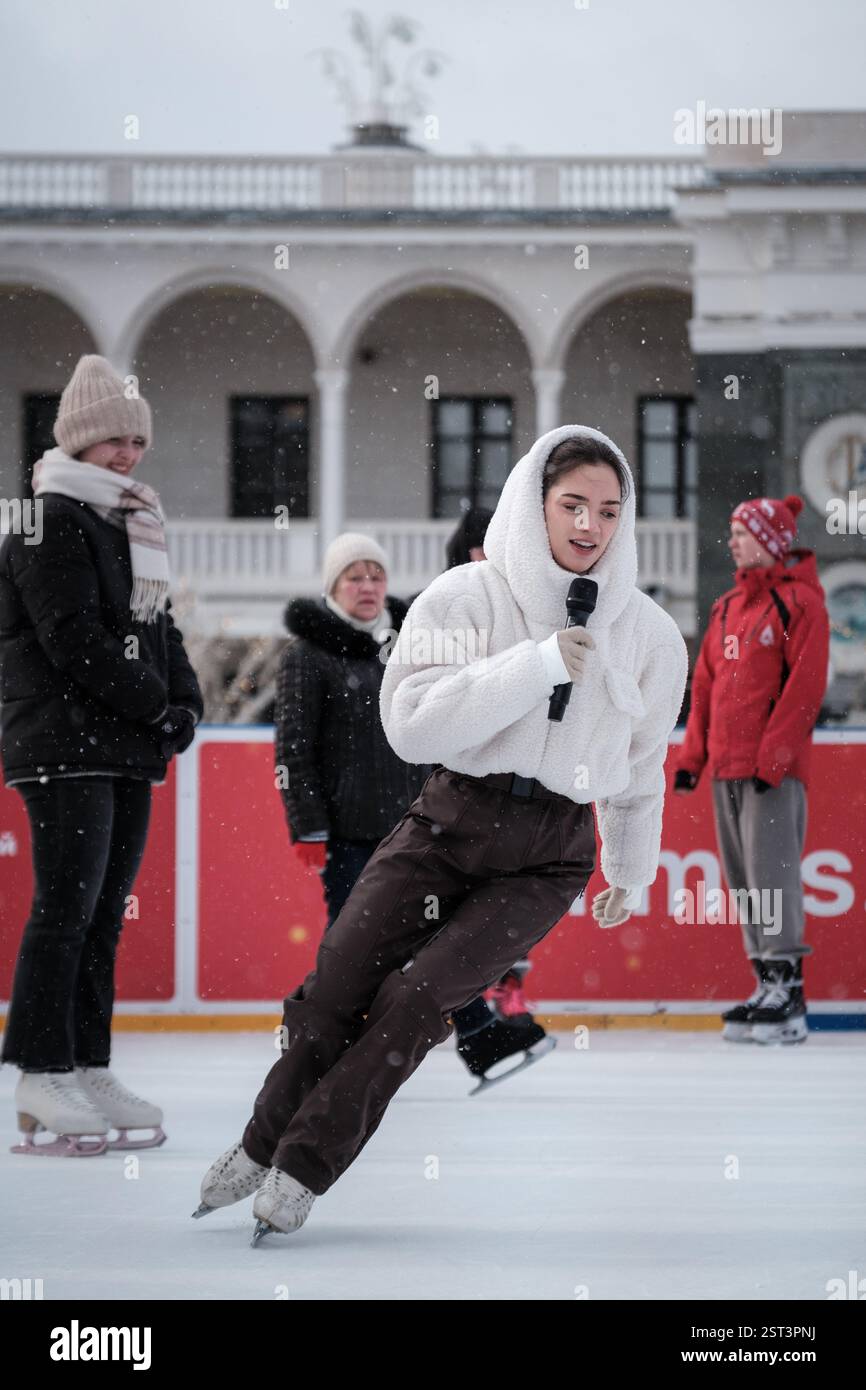 MOSCOU, RUSSIE - FAEBRUARY 16 2025 : Evgenia Medvedeva donne une classe de maître en patinage artistique Banque D'Images