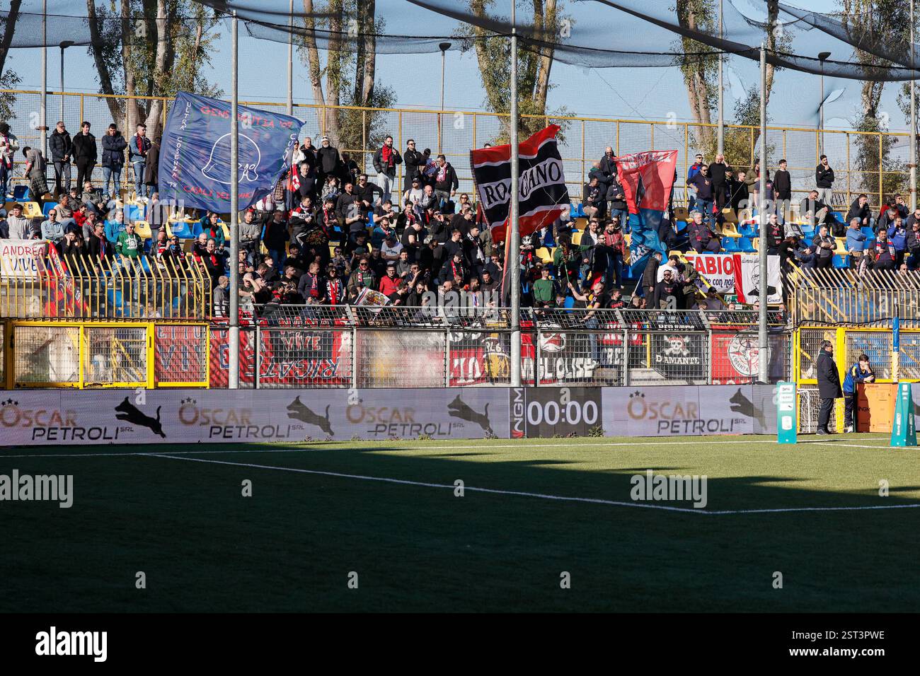Castellammare di Stabia, Italie. 16 février 2025. Stade Romeo menti : les fans de Cosenza brandissent des drapeaux lors du match de football Serie BKT entre la Juve Stabia et Cosenza au stade Romeo menti, Castellammare di Stabia, Italie. Francesco Farina/SPP (FRANCESCO FARINA/SPP) crédit : SPP Sport Press photo. /Alamy Live News Banque D'Images