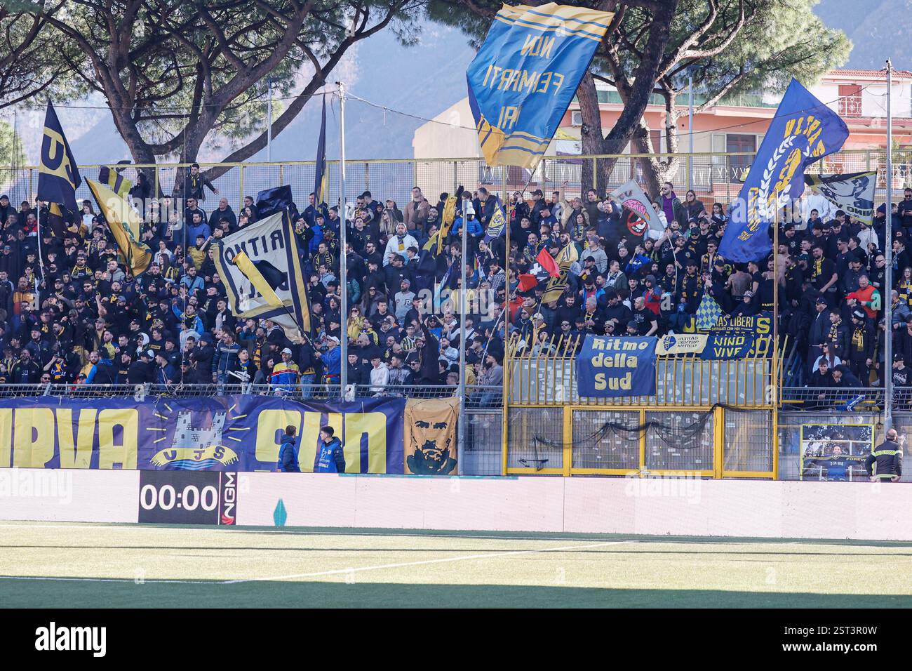 Castellammare di Stabia, Italie. 16 février 2025. Stade Romeo menti : les fans de la Juve Stabia agitent les drapeaux lors du match de football Serie BKT entre la Juve Stabia et Cosenza au stade Romeo menti, Castellammare di Stabia, Italie. Francesco Farina/SPP (FRANCESCO FARINA/SPP) crédit : SPP Sport Press photo. /Alamy Live News Banque D'Images