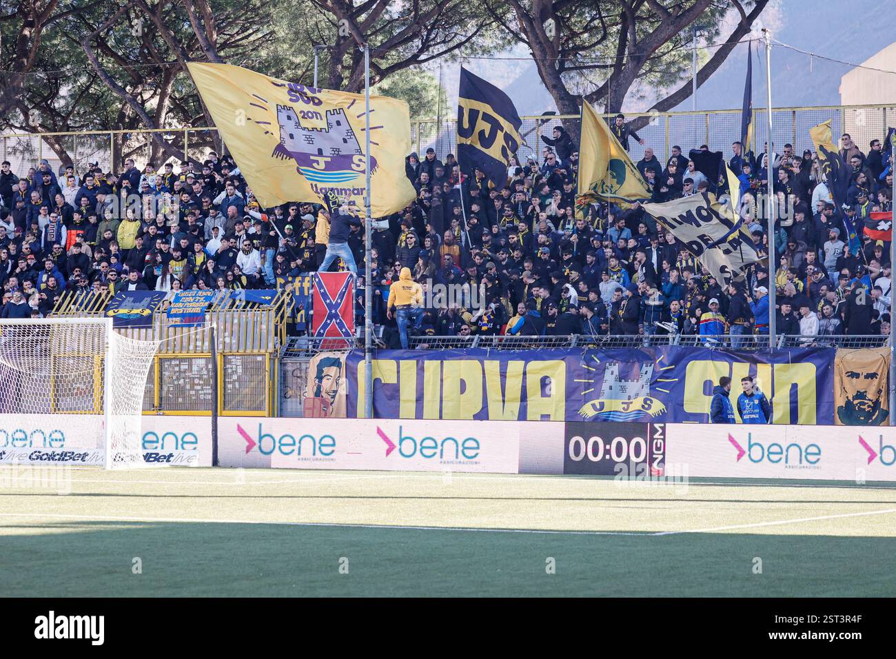 Castellammare di Stabia, Italie. 16 février 2025. Stade Romeo menti : les fans de la Juve Stabia agitent les drapeaux lors du match de football Serie BKT entre la Juve Stabia et Cosenza au stade Romeo menti, Castellammare di Stabia, Italie. Francesco Farina/SPP (FRANCESCO FARINA/SPP) crédit : SPP Sport Press photo. /Alamy Live News Banque D'Images