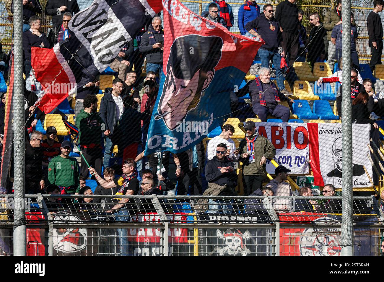 Castellammare di Stabia, Italie. 16 février 2025. Stade Romeo menti : les fans de Cosenza brandissent des drapeaux lors du match de football Serie BKT entre la Juve Stabia et Cosenza au stade Romeo menti, Castellammare di Stabia, Italie. Francesco Farina/SPP (FRANCESCO FARINA/SPP) crédit : SPP Sport Press photo. /Alamy Live News Banque D'Images