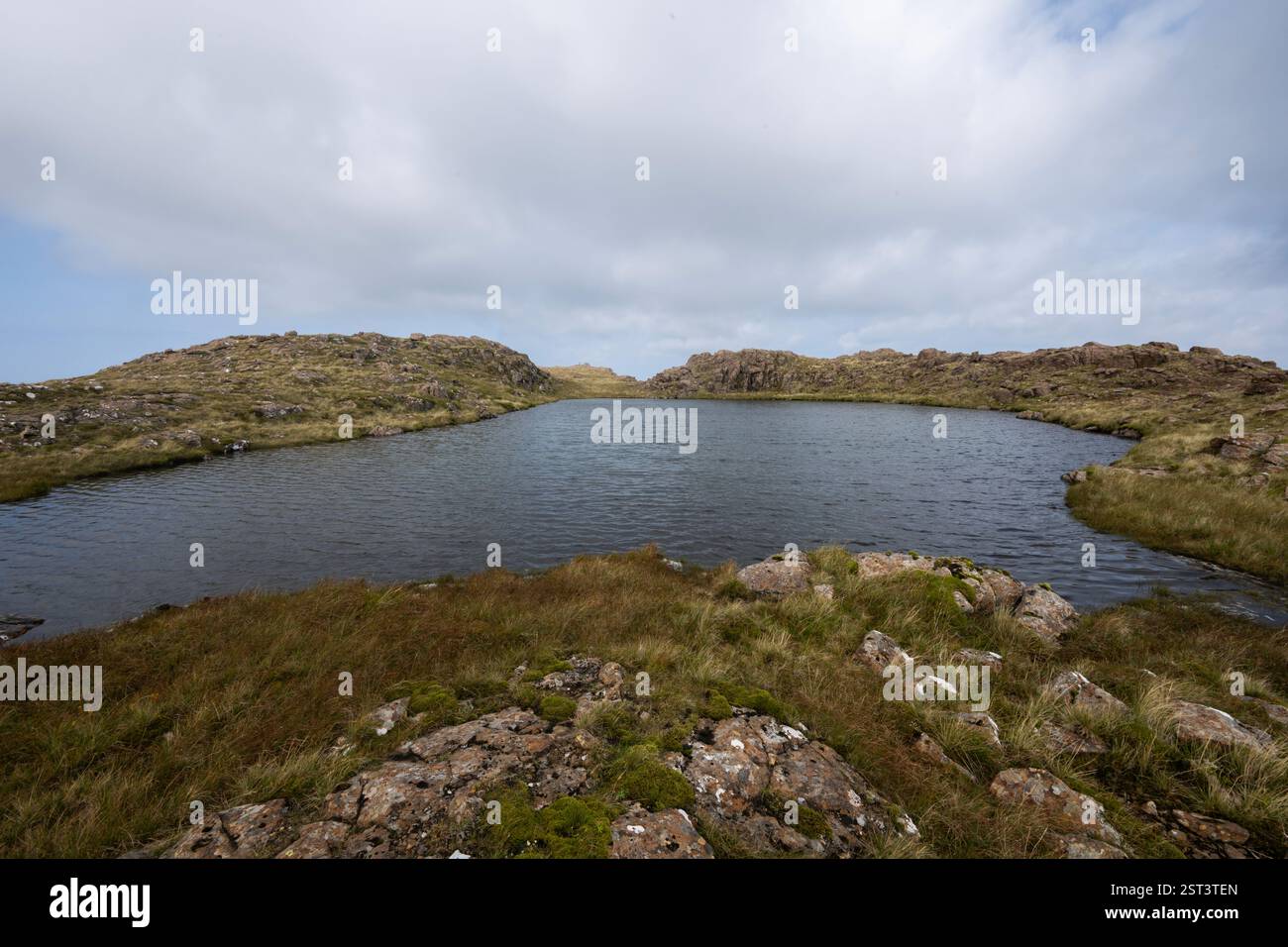 Petit lochan sur le sommet de Beinn Iardain, une colline proéminente sur la réserve SWT Rahoy, Morvern Écosse. Banque D'Images Petit lochan sur le sommet de Beinn Iardain, une colline proéminente sur la réserve SWT Rahoy, Morvern Écosse. Banque D'Images