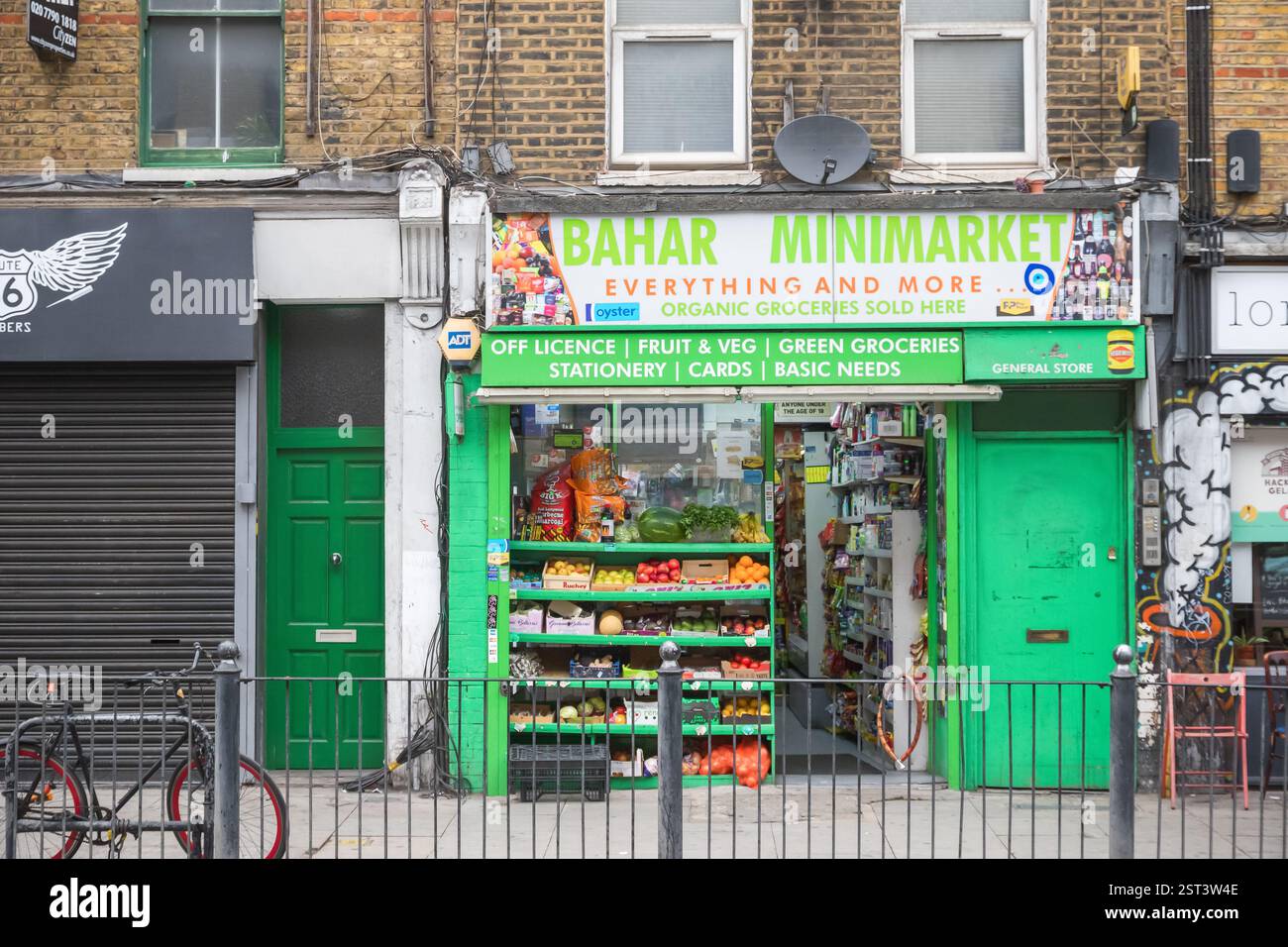 Londres, Royaume-Uni - 12 juillet 2024 - Un magasin du coin à Hoxton Banque D'Images