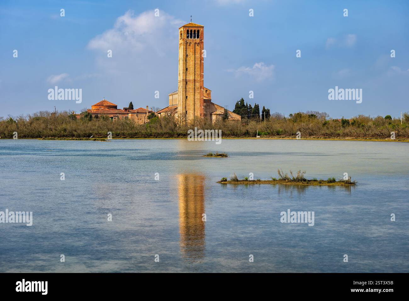 Campanile de la Basilique de Santa Maria Assunta sur l'île de Torcello dans la lagune vénitienne, Italie. Clocher de l'église du 11ème siècle avec miroir ref Banque D'Images