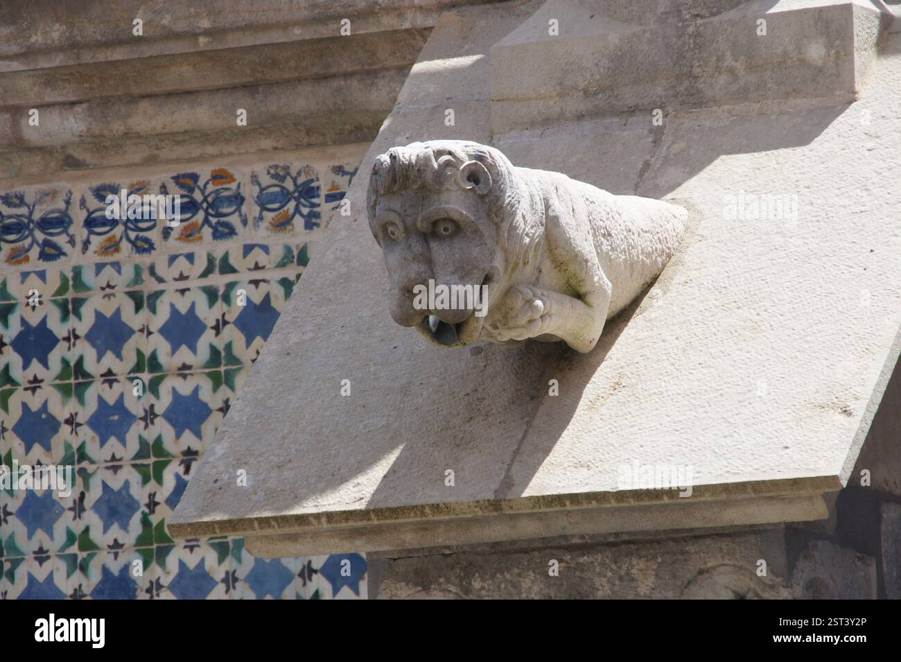 Gargouille en pierre, expression menaçante, dépasse du mur altéré, Sintra, Portugal. Ancien gardien, détail grotesque, merveille architecturale. Banque D'Images