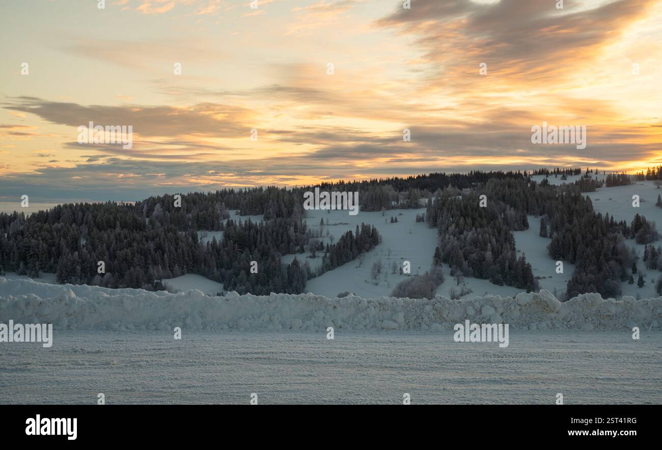 Un parking couvert de neige dans une station de ski dans les montagnes par un matin glacial Banque D'Images