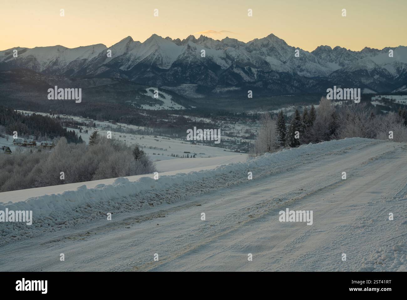Un parking couvert de neige dans une station de ski dans les montagnes par un matin glacial Banque D'Images