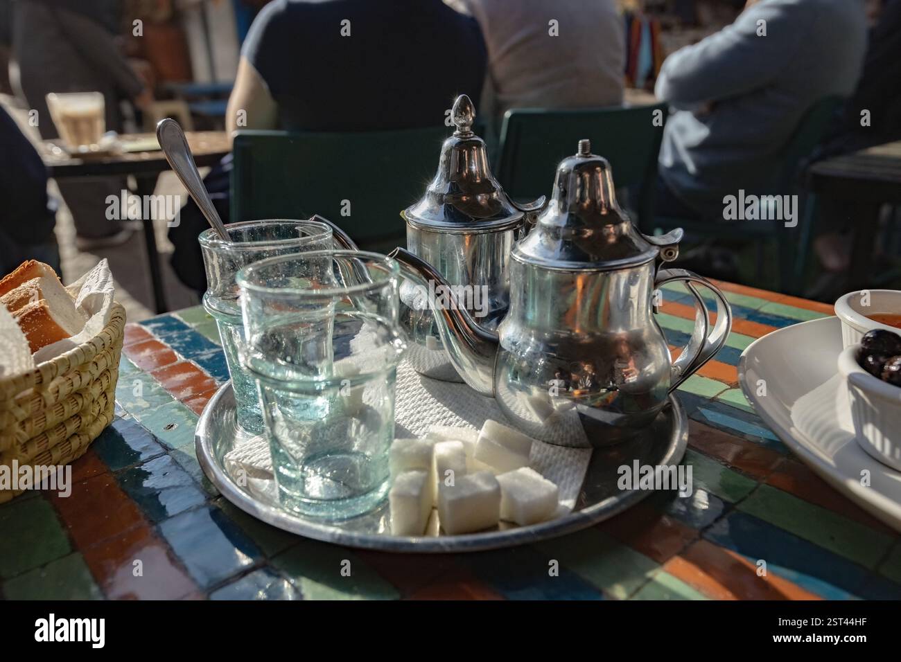 Pot de thé marocain traditionnel et tasses pour le petit déjeuner Banque D'Images