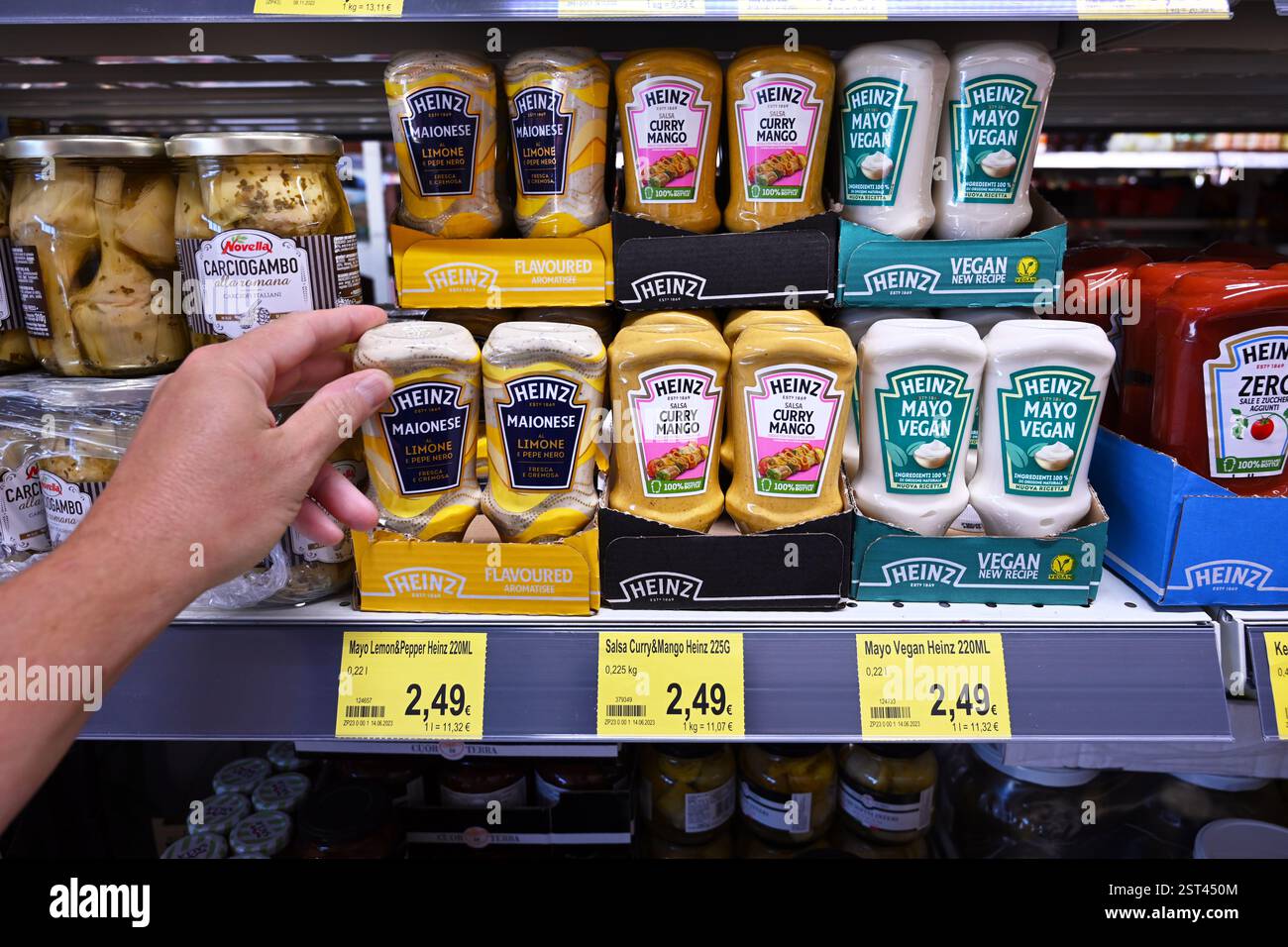 Sauces de marque Heinz dans une épicerie italienne Banque D'Images
