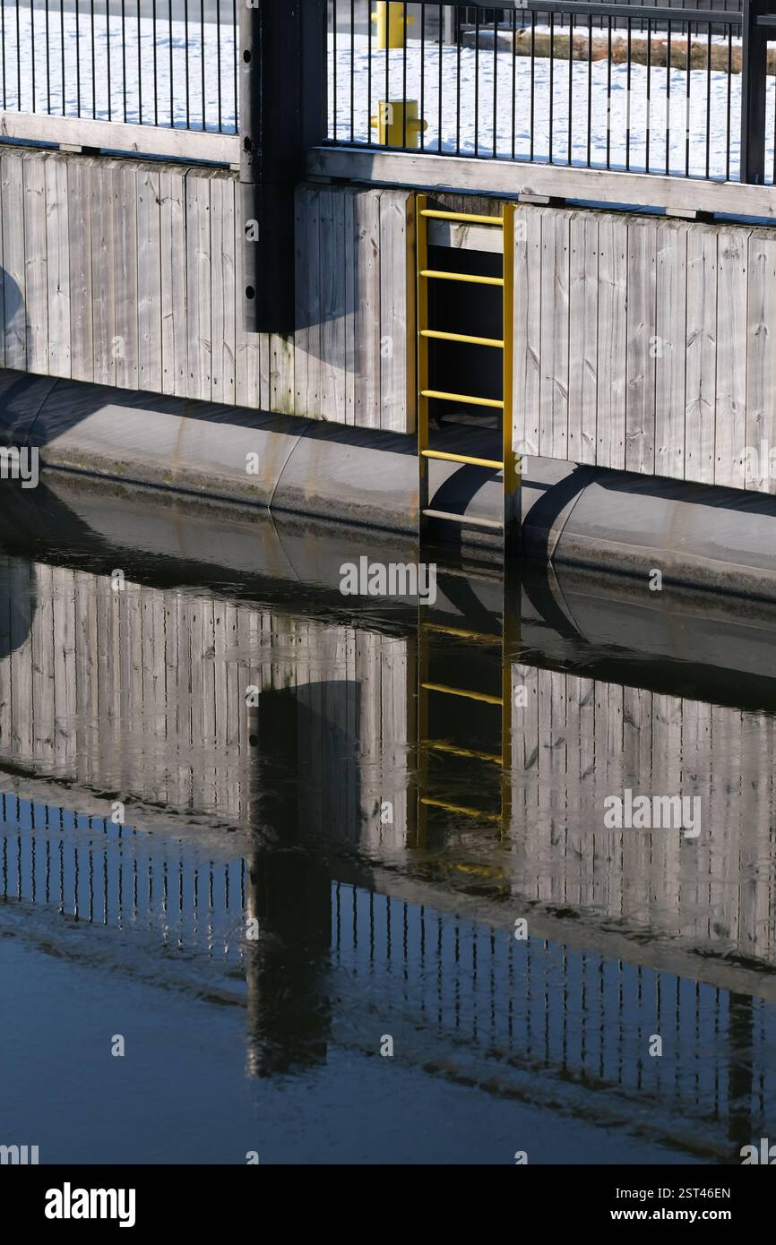 Échelle de secours au port Banque D'Images