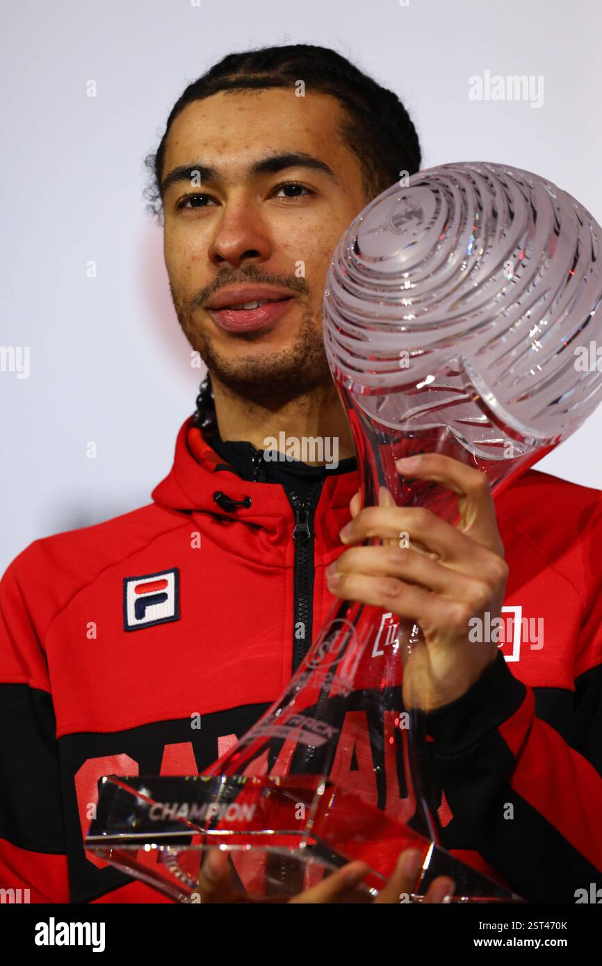 16 février 2025, Assago, Lombardie, Italie : WILLIAM DANDJINOU du Canada pose avec le globe de cristal qu’il a remporté lors de la cérémonie de remise des prix de la tournée mondiale sur courte piste de l’ISU 2025 au Forum Unipol de Milan, Italie, qui sert d’événement test officiel avant les Jeux Olympiques d’hiver de Milano Cortina 2026 (crédit image : © Mickael Chavet/ZUMA Press Wire) USAGE ÉDITORIAL SEULEMENT! Non destiné à UN USAGE commercial ! Banque D'Images