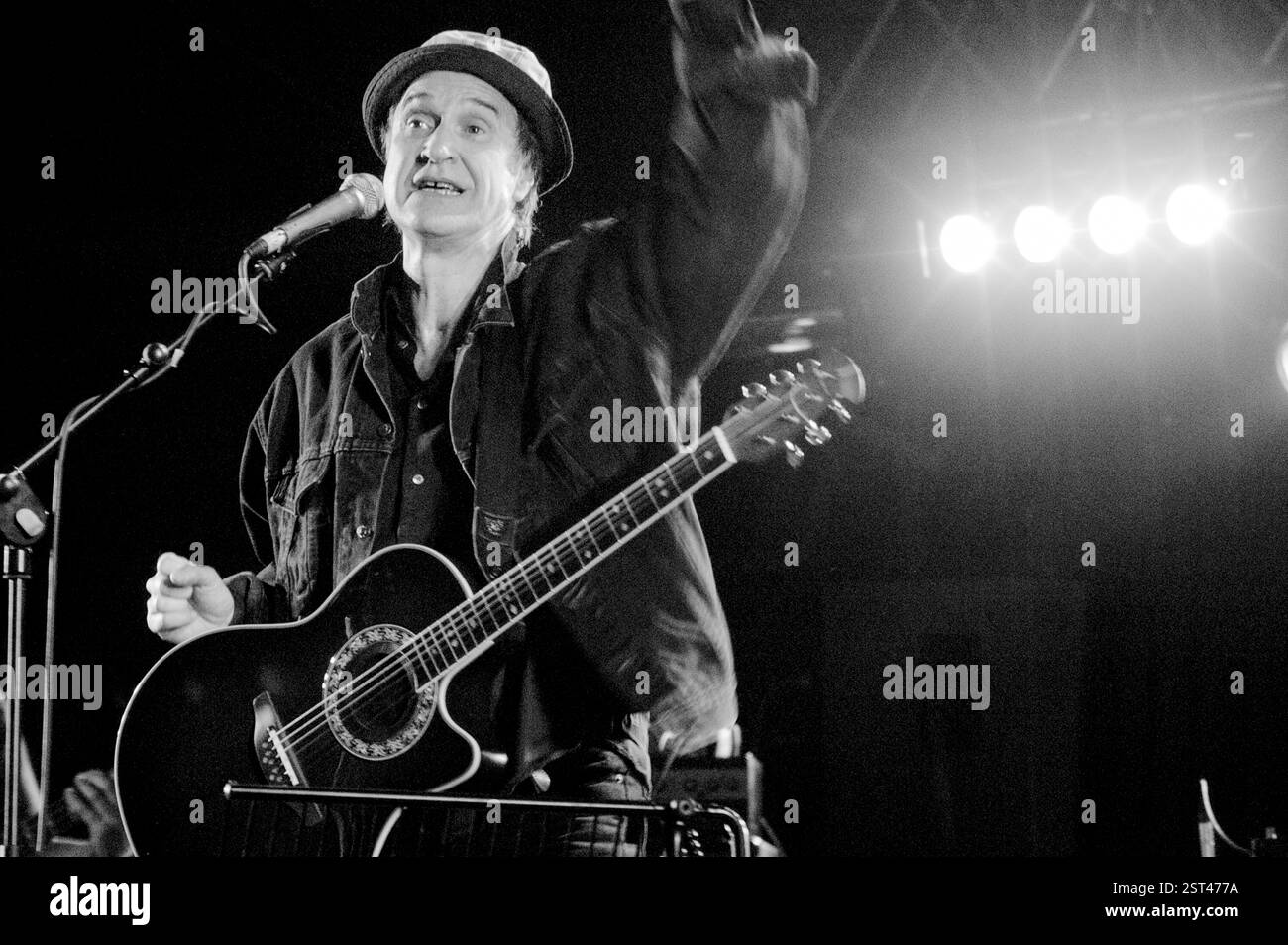 RAY DAVIES, THE KINKS, 2002 : Ray Davies des Kinks au Cardiff Festival à Cardiff, pays de Galles, Royaume-Uni le 4 août 2002 photo : Rob Watkins. INFO : Ray Davies, figure centrale du rock britannique, est le chanteur et auteur-compositeur principal des Kinks. Son écriture distinctive, marquée par des commentaires sociaux pointus et une narration intelligente, a contribué au succès du groupe et à son influence durable dans les années 1960 et au-delà. Banque D'Images