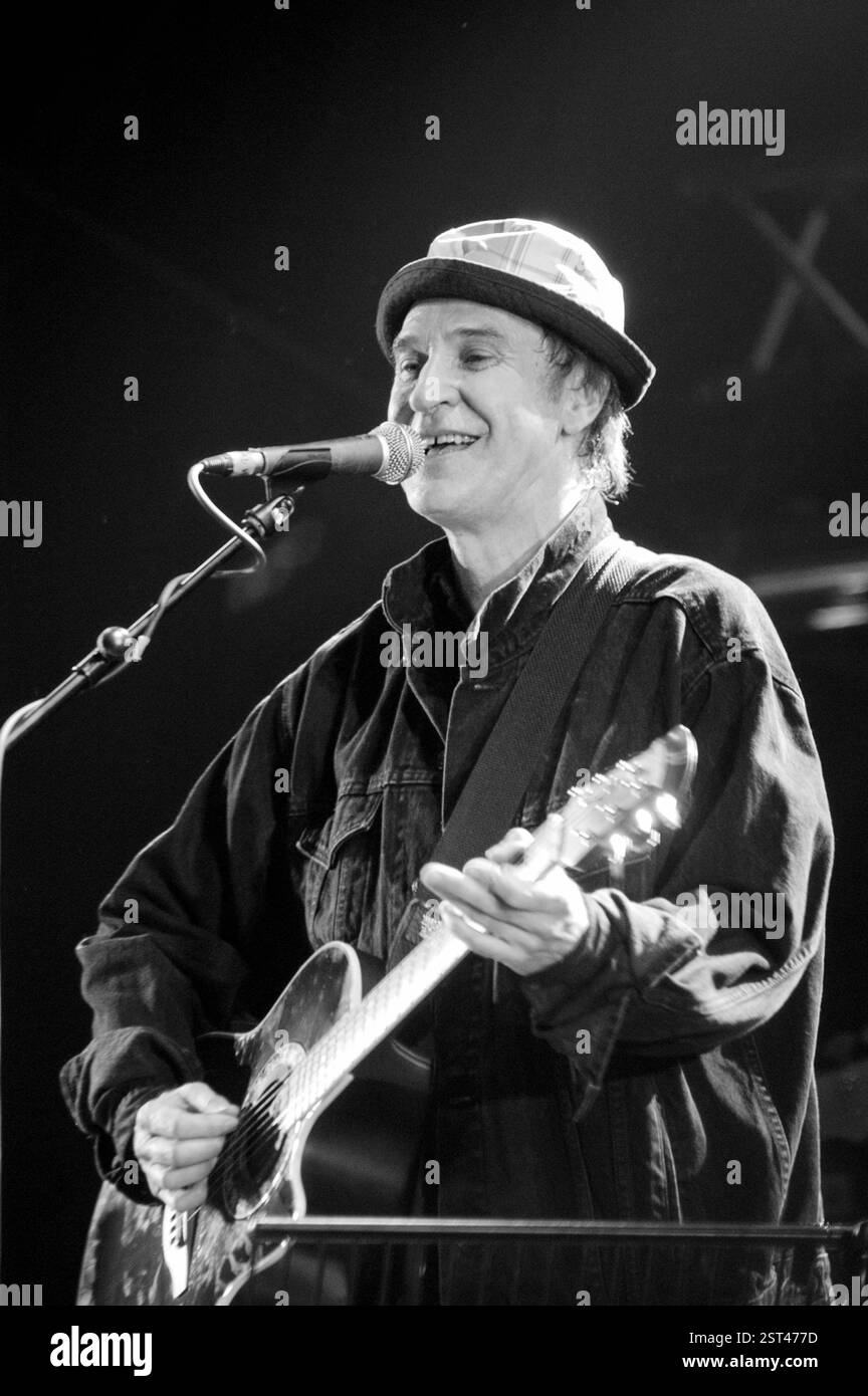 RAY DAVIES, THE KINKS, 2002 : Ray Davies des Kinks au Cardiff Festival à Cardiff, pays de Galles, Royaume-Uni le 4 août 2002 photo : Rob Watkins. INFO : Ray Davies, figure centrale du rock britannique, est le chanteur et auteur-compositeur principal des Kinks. Son écriture distinctive, marquée par des commentaires sociaux pointus et une narration intelligente, a contribué au succès du groupe et à son influence durable dans les années 1960 et au-delà. Banque D'Images