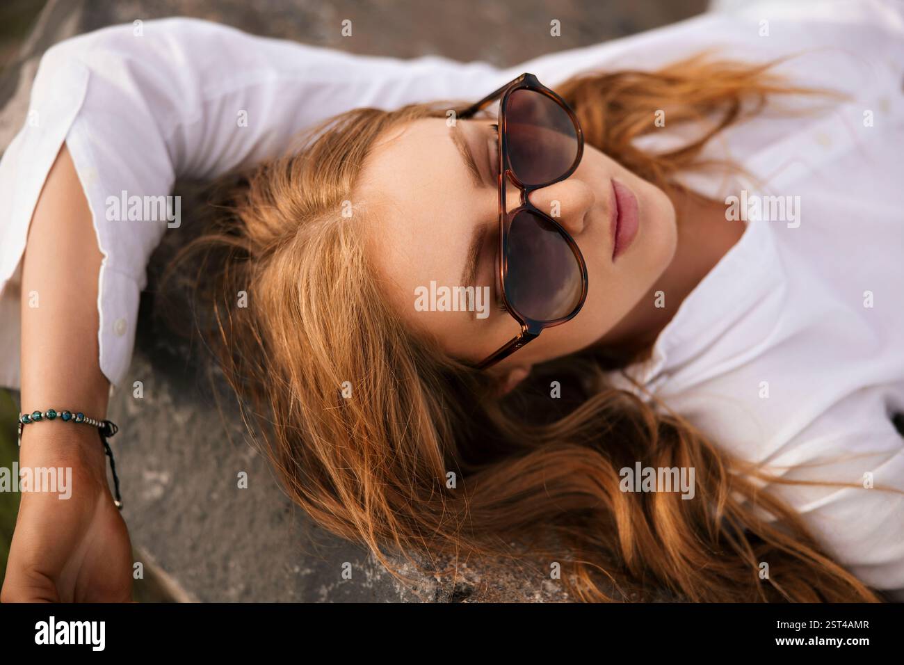 Gros plan sur les femmes rousses avec des lunettes de soleil Banque D'Images