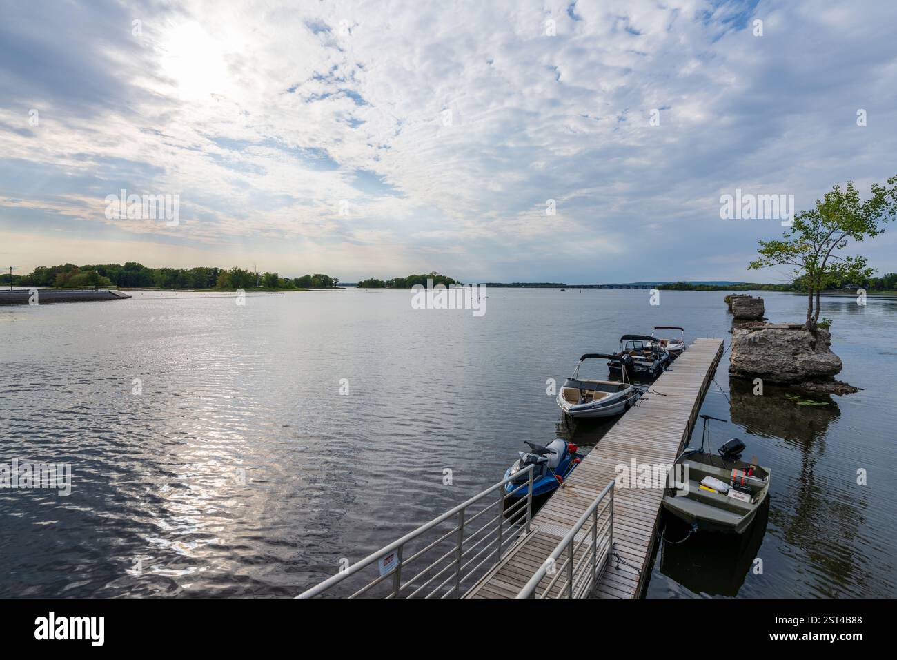 Les bateaux sont amarrés à la jetée en bois en amont du lieu historique national du Canada du canal de Sainte-Anne-de-Bellevue. Banque D'Images