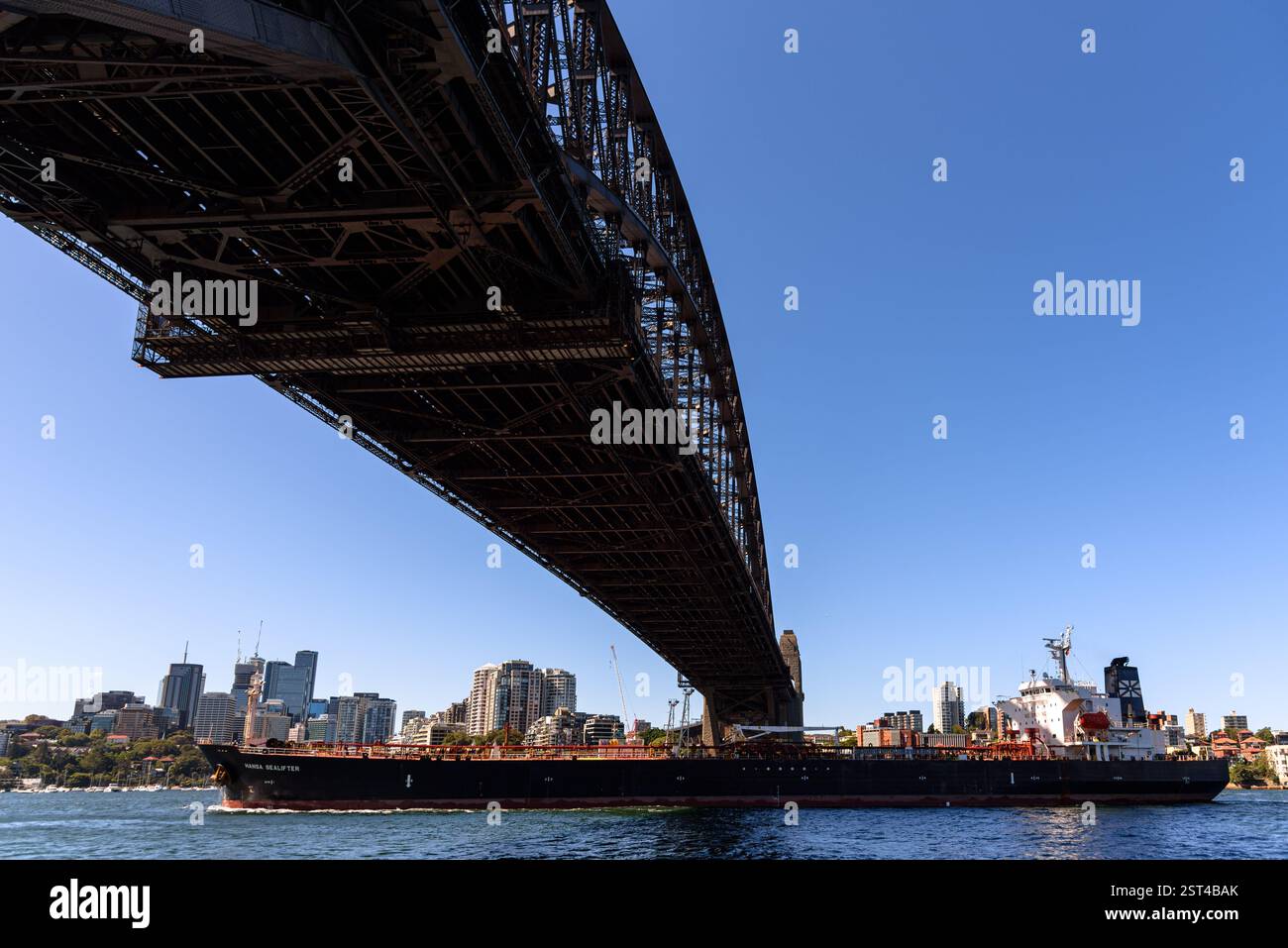 Un pétrolier passant sous le pont du port de Sydney en Australie Banque D'Images
