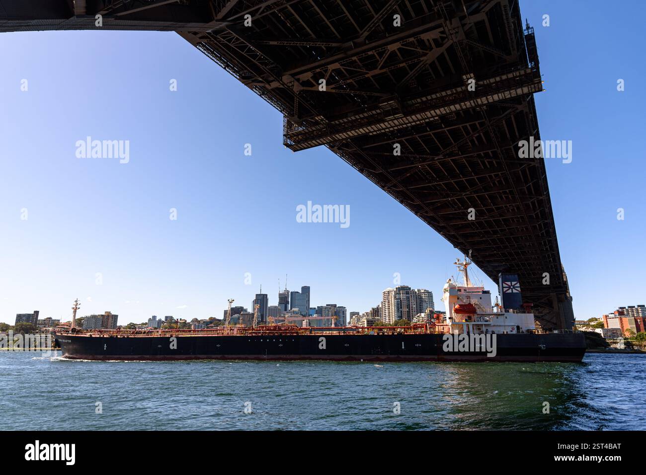 Un pétrolier passant sous le pont du port de Sydney en Australie Banque D'Images