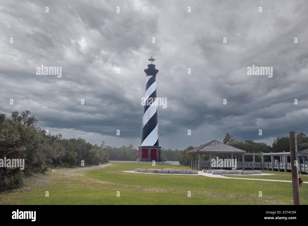 Le phare de Cape Hatteras se dresse haut contre un ciel orageux Banque D'Images