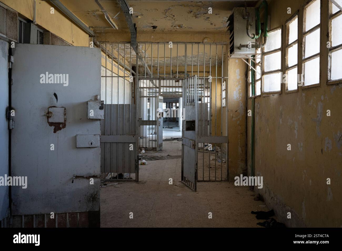 Saydnaya, Syrie – 15 janvier 2025 : cellules abandonnées dans la prison libérée de Saydnaya en Syrie Banque D'Images