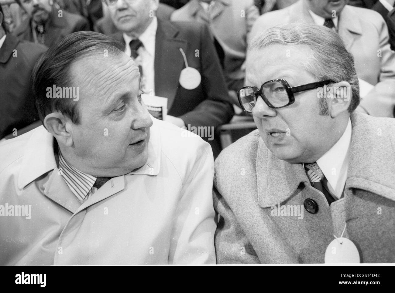 Match amical, test match à Dortmund, Allemagne - Hongrie 5:0 /17.04.1974/ le ministre fédéral de l'intérieur Hans-Dietrich Genscher et le président de la DFB Hermann Neuberger parlent dans les tribunes [traduction automatique] Banque D'Images