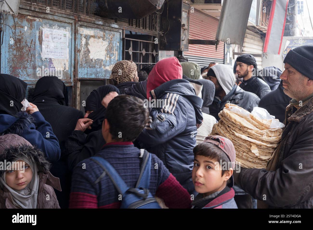Alep, Syrie – 23 janvier 2025 : distribution de pain dans l'est d'Alep Banque D'Images