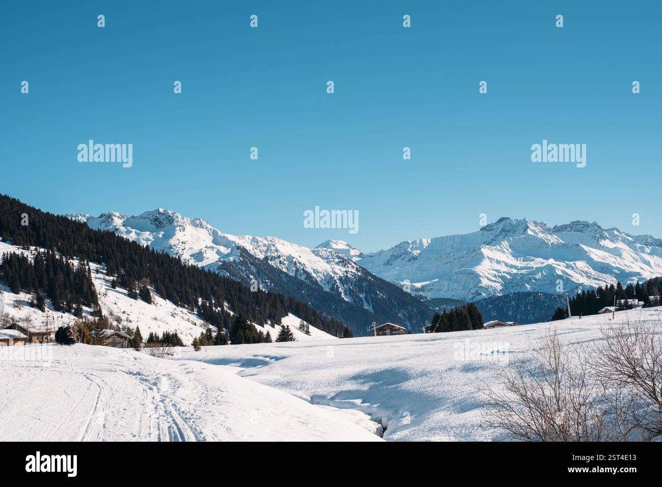 Paysage enneigé de montagne par temps clair avec plusieurs chalets Banque D'Images