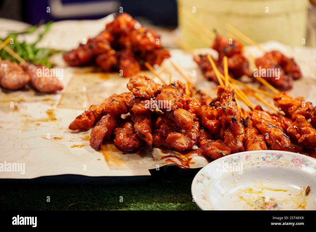 Brochettes grillées de viande de poulet au marché Nigh Banque D'Images