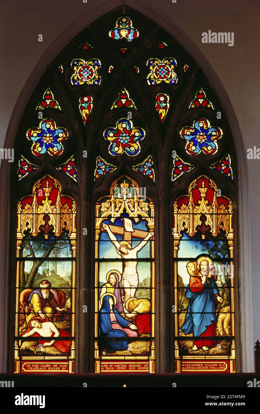 Vitraux dans l'église All Saints à Coonor, Tamil Nadu, Inde, Asie Banque D'Images